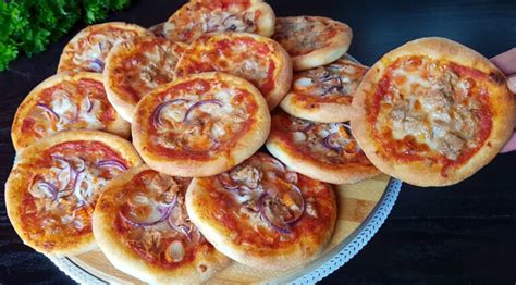 Rýchle chlebové pizze s rôznymi prísadami