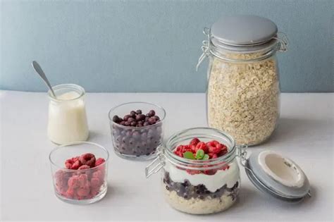 Základné ingrediencie pre overnight oats: ovsené vločky, mlieko, jogurt