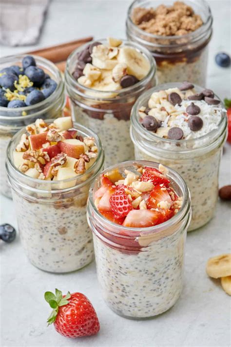 Koláž rôznych variantov overnight oats v pohároch s ovocím a orieškami