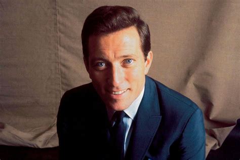Andy Williams vystupuje
