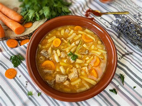 Hrnec s vareným bravčovým bôčikom a bylinkami