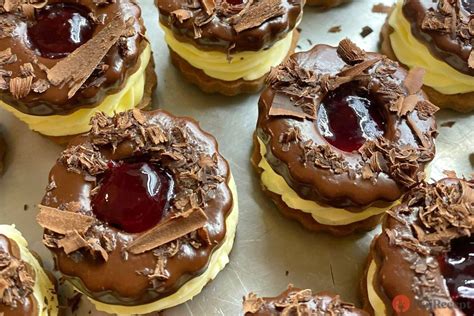 Detail plnenia torty krémom a višňami