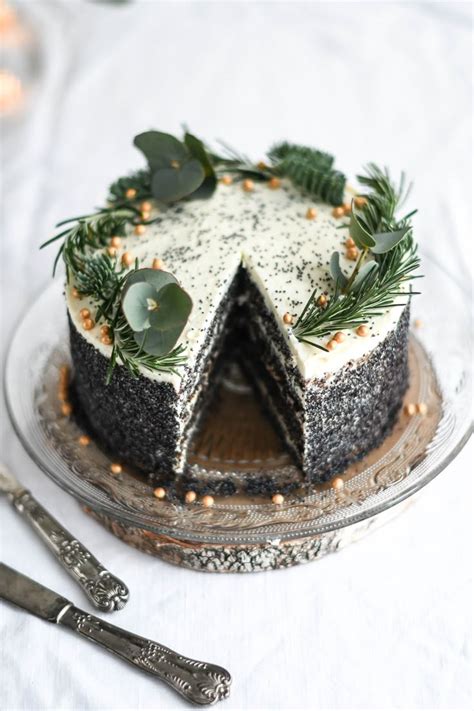 Hotová maková torta s bielou čokoládou a elegantnou dekoráciou