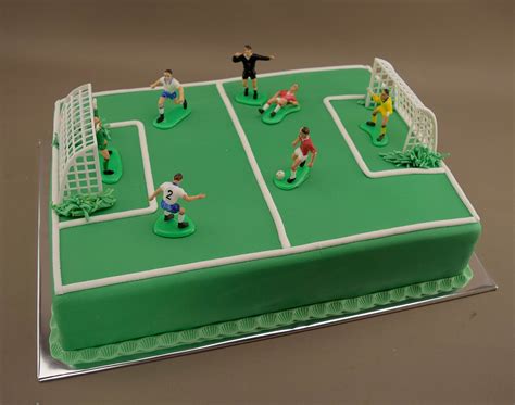 Torta v tvare futbalového ihriska s detailnými bránkami a hráčmi