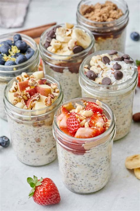 Sklenený pohár s overnight oats vrstvený s ovocím