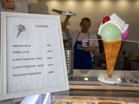 Zákazníci čakajúci v rade na zmrzlinu