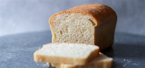 čerstvo upečený domáci toastový chlieb na drevenej doske