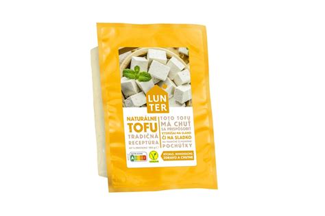 čerstvé biele tofu pripravené na krájanie a marinovanie