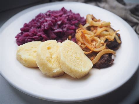 Sauerbraten s knedľami a červenou kapustou