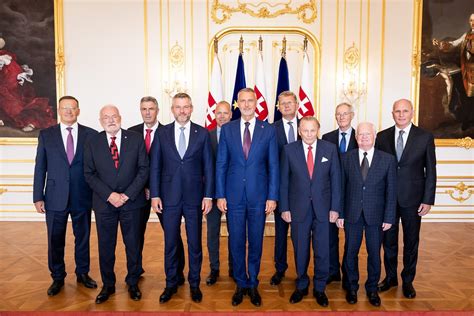 Skupina usmiatych seniorov na slávnostnom obede