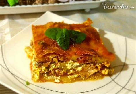 Servírované lasagne s kuracím mäsom, cuketou, kari a šampiňónmi
