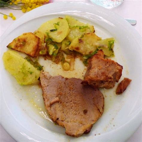 Servírované pečené bravčové plátky so zemiakmi a omáčkou
