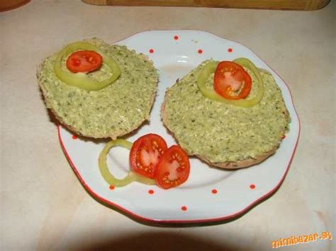 Brokolicová nátierka na celozrnnom pečive s cherry paradajkami