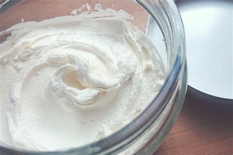 Suroviny na výrobu domáceho mascarpone a proces zohrievania smotany