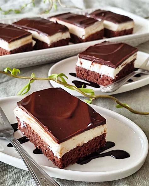 Míša torta s kakaovým korpusom, tvarohovým krémom a čokoládovou polevou
