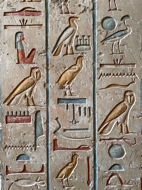 Staroveký egyptský hieroglyf zobrazujúci proces pečenia chleba