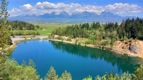 Panoráma mesta Poprad s Tatrami v pozadí