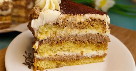 Rozkrojená torta s vrstvami krému