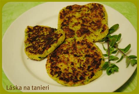 Hotové cuketové placky s hermelínom na tanieri