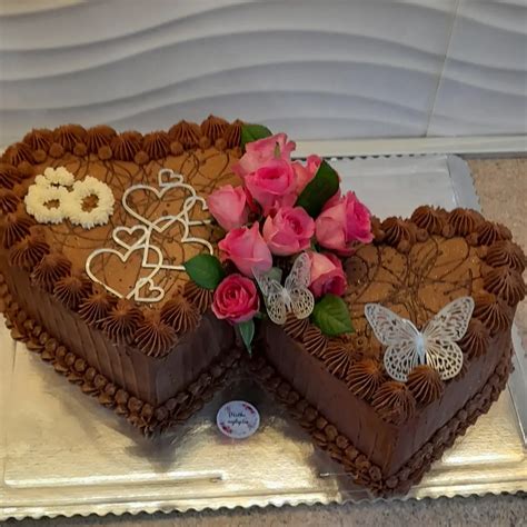 Torta v tvare dvoch sŕdc s dekoráciou