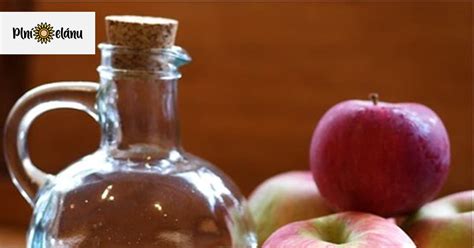 Fľaša s jablčným octom a pohár vody