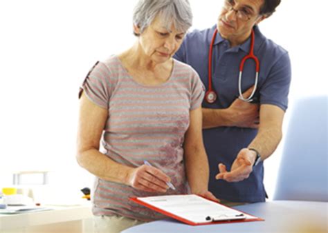 Lekár počúva pacienta