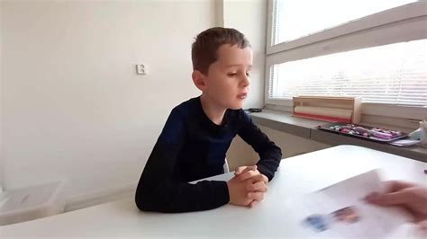 Obrázok dieťaťa, ktoré si samo podáva jedlo