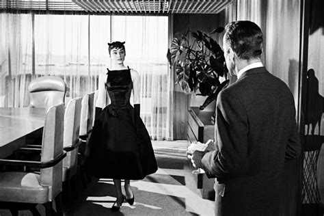 Audrey Hepburn v čiernych šatách Givenchy