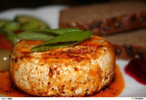 Grilovaný hermelín s rôznymi prílohami