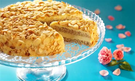 Pripravená mandľová torta s posypanými mandľovými lupienkami