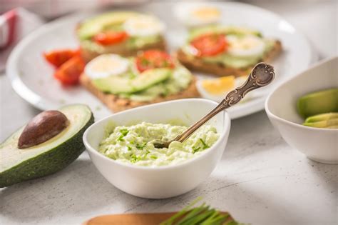 Rôzne druhy zdravých nátierok, ako hummus, avokádová nátierka a tvarohová nátierka