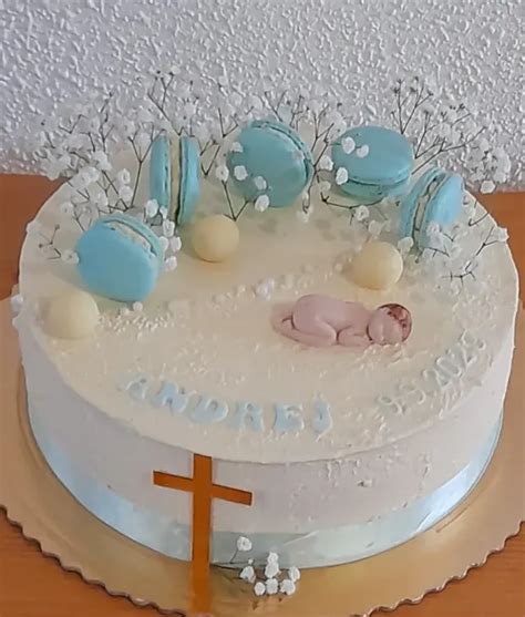Vankúšiková torta s jemnými dekoráciami pre krstiny