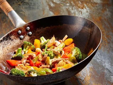 Wok panvica s rôznymi druhmi zeleniny a mäsa počas prípravy