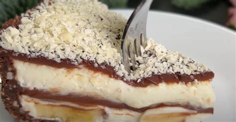 Hotová nepečená torta s ganache a banánom