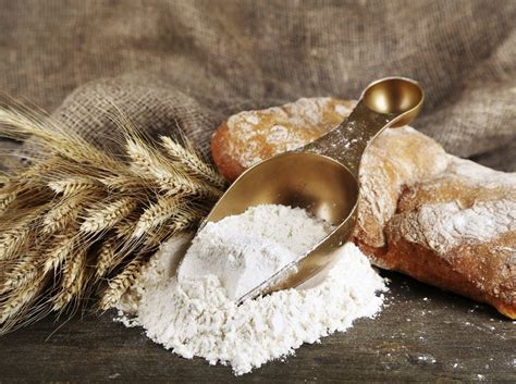 Základné ingrediencie na pečenie chleba: múka, voda, droždie, soľ, cukor a olej.