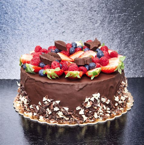 Torta zdobená čokoládovými hoblinami a ovocím