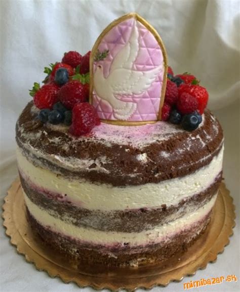 Naked cake s ovocím a čokoládovými dekoráciami