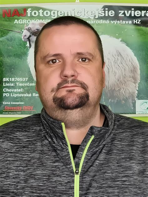 Slavomír Reľovský vysvetľujúci kvalitu bryndze