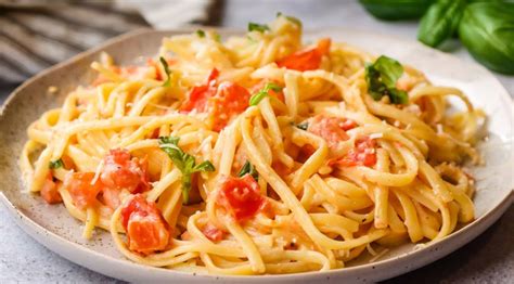 Miska s rôznymi čerstvými ingredienciami (zelenina, cestoviny, bylinky)