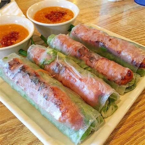 Nem nuong cuon a goi cuon na servírovacom tanieri