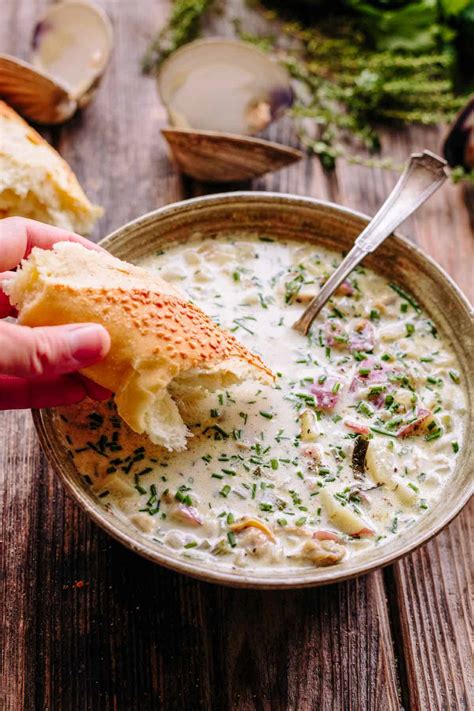 Miska Clam Chowder s chlebom