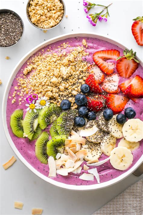 Smoothie bowl s ovocím a chia semienkami