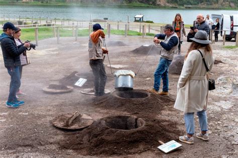 Ľudia vykopávajúci hrnce s Cozido das Furnas z horúcej zeme