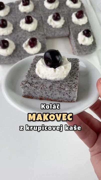 Hotový koláč z krupicovej kaše nakrájaný na kocky