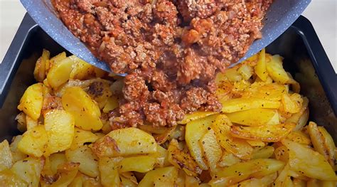 Ilustrácia srbskej musaky s vrstvami zemiakov a mäsa