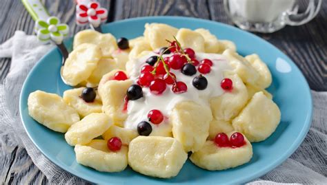 Rôzne jedlá pripravené z tvarohu a cottage cheese