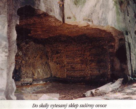 Archeologické nálezy a mohylové pohrebisko lužickej kultúry v Krásnej Vsi