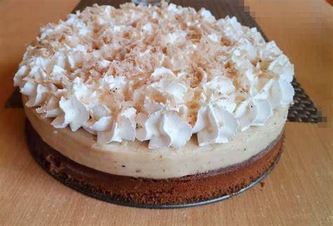 Krásne ozdobená gaštanová torta