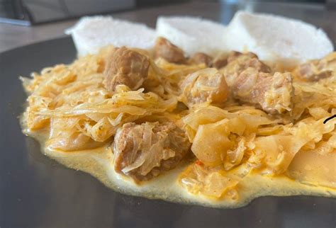 Tanier segedínskeho guláša s čerstvým chlebom