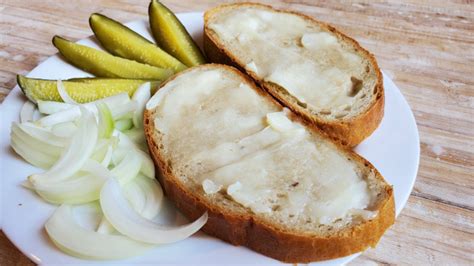 Servírované kvasáky s mastným chlebom